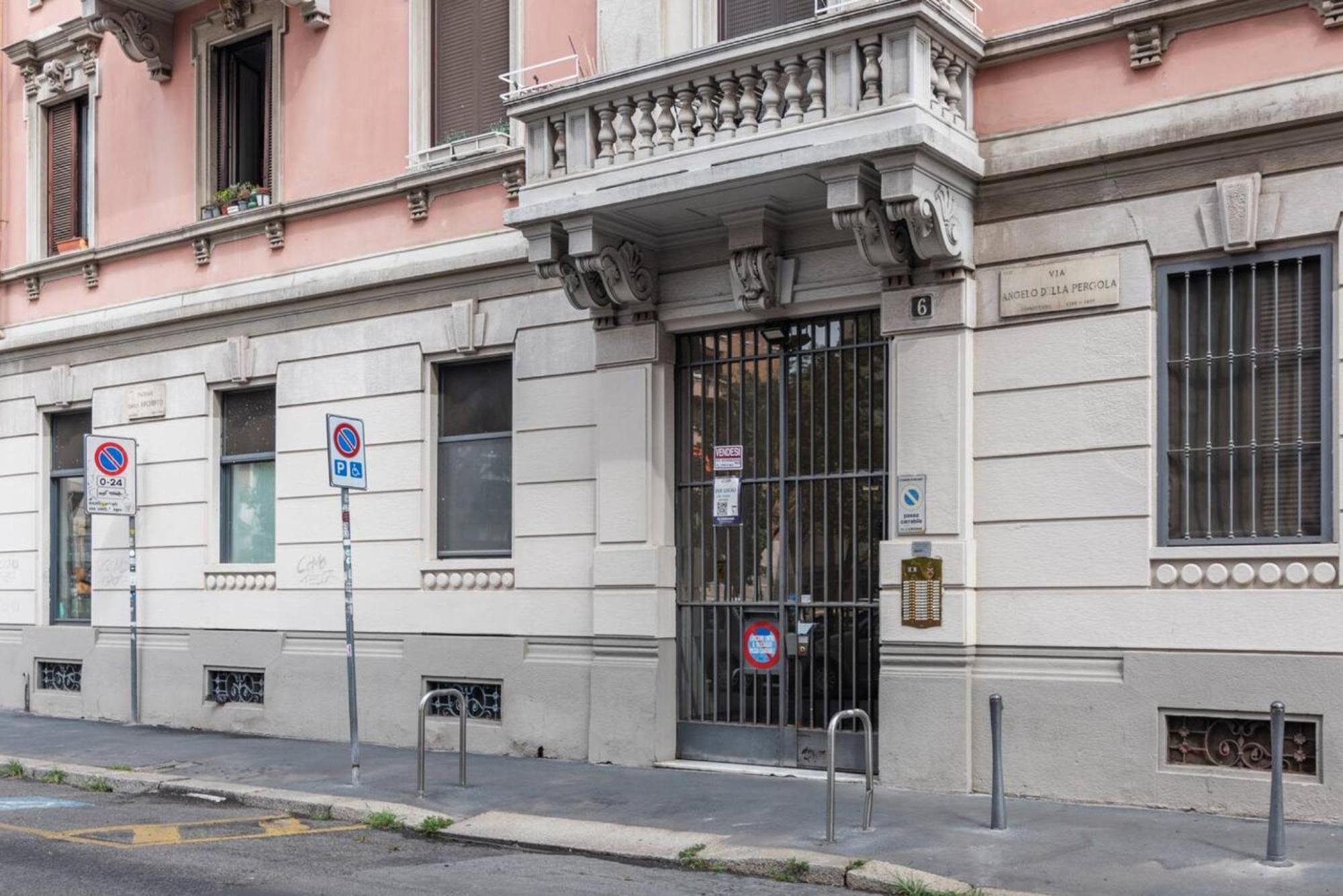 In Piazza A Isola Apartment Milan Bagian luar foto